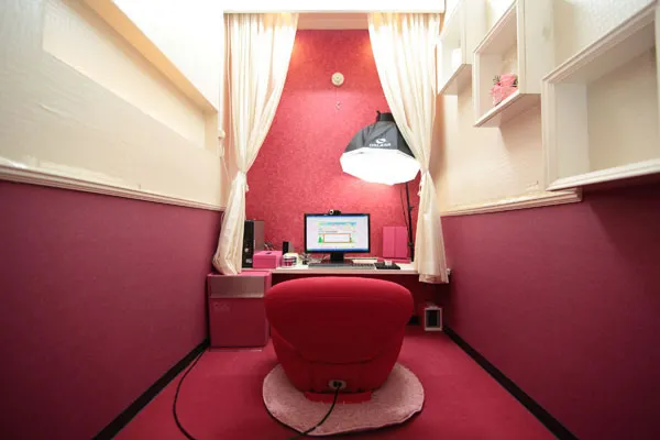 北海道・すすきのでおすすめの大手チャットレディ事務所「チャットレディJPすすきの南3条店」の店内写真。