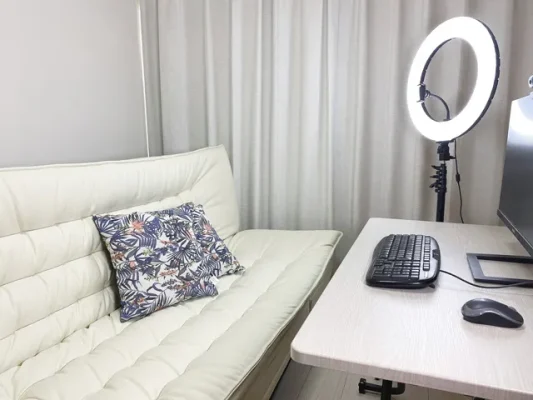 沖縄・松山でおすすめの大手チャットレディ事務所「チャットレディJP松山店」の店内写真。