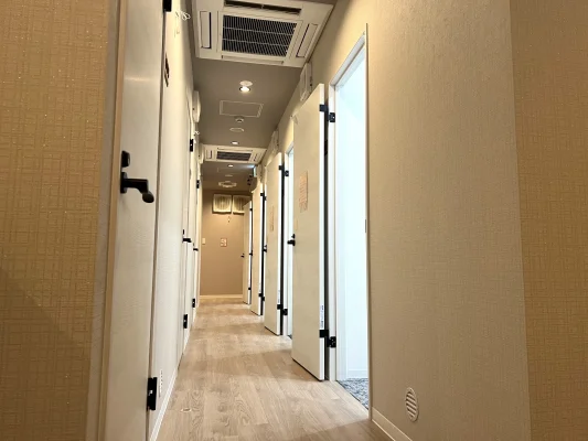 大阪・梅田でおすすめの大手チャットレディ事務所「チャットレディJP梅田駅前ALL店」の店内写真。