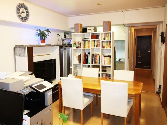 埼玉・浦和でおすすめの大手チャットレディ事務所「チャットレディJP浦和1号店」の店内写真。