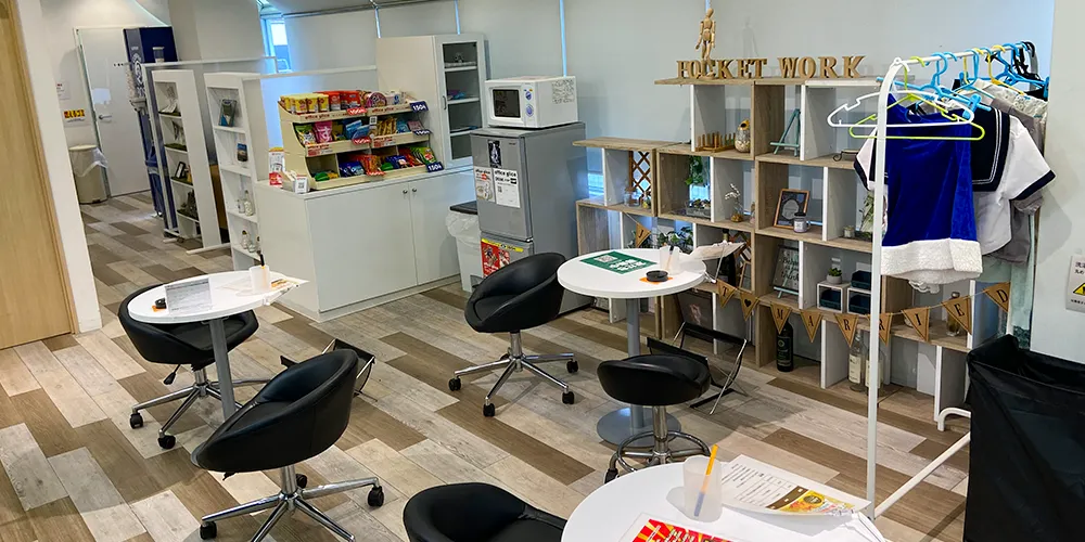 福岡・天神でおすすめの大手チャットレディ事務所「ポケットワーク福岡店」の店内写真。